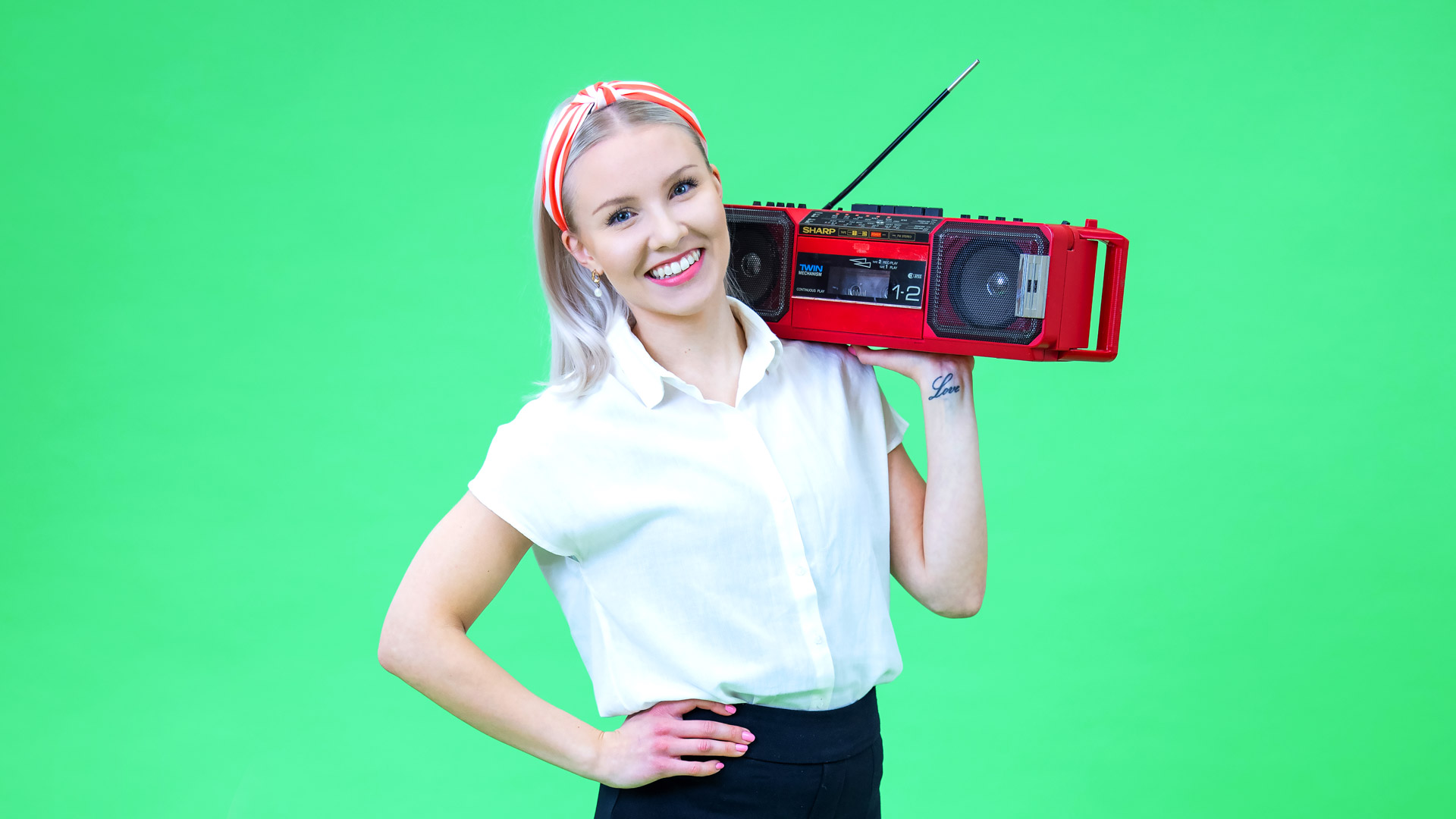 Lakeuden osuuspankki header-kuva, jossa vaalea nainen ja käsissään punainen radio.